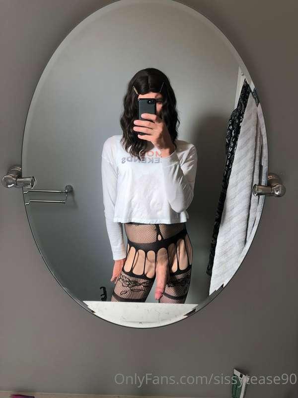 Anyone like a hung sissy? I flaunt my pussy and booty for li..