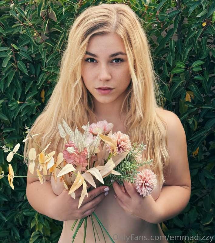 Can you hold my flowers for a moment? 😏🤭