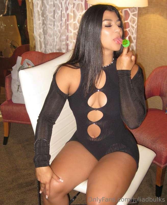 lick lick lick like a lollipop👅