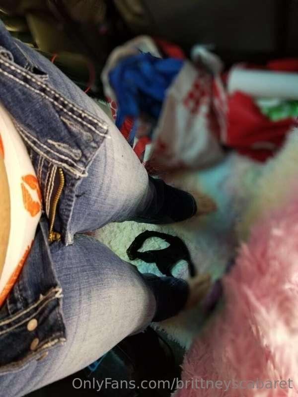 Feeling confident and sexy in my kissy lips panties and teal..