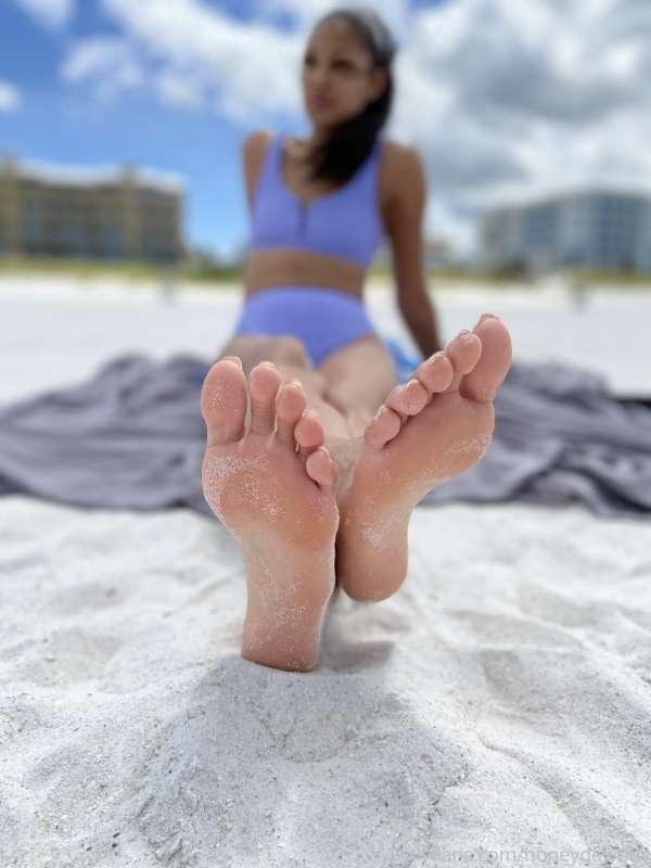 Who would love to see a goddess on the beach 🏝 💦👣 it was sup..