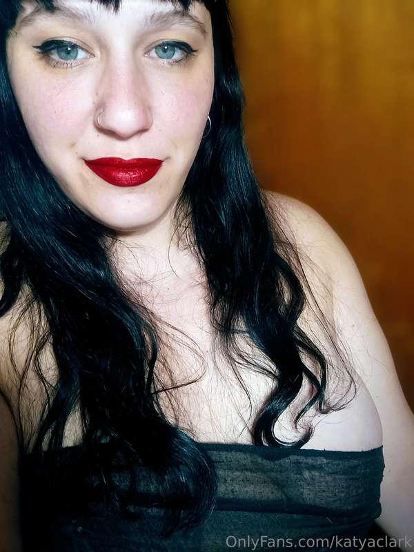 I'm looking for a slave, who adores me like his queen 😈🖤