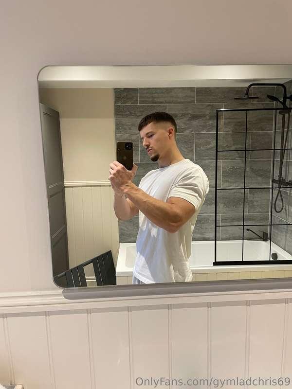 Fresh haircut 💇 What would be your favorite hairstyle for me..