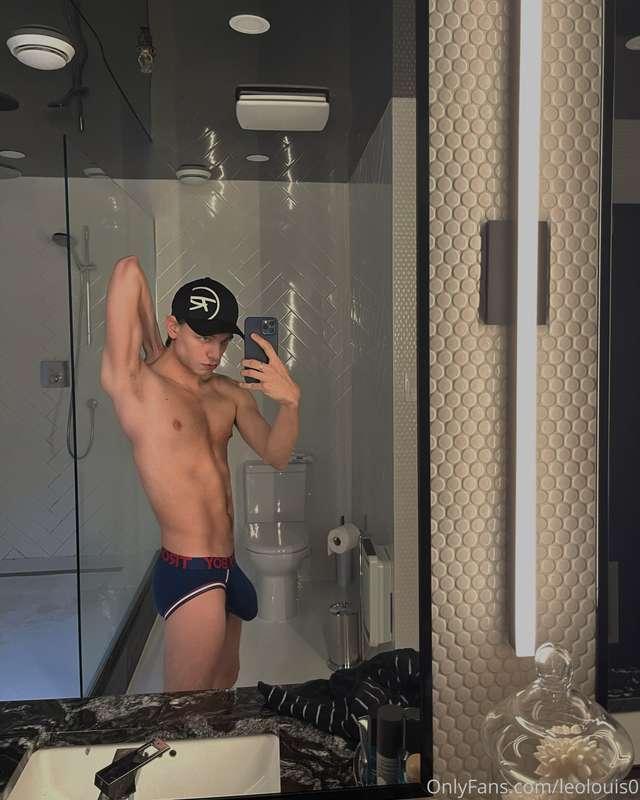Woke up feeling horny & snapped a pic in my friend's bathroo..