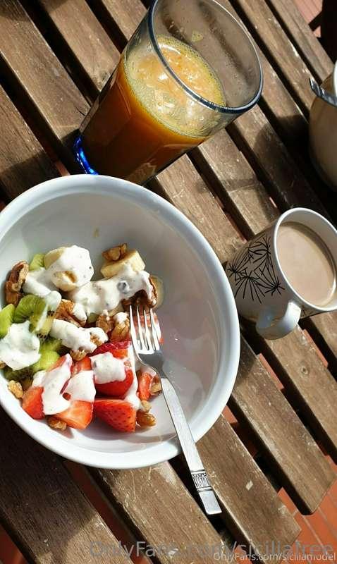 Healthy, but very lazy brunch 😁
And what do you do rn ? 😏
