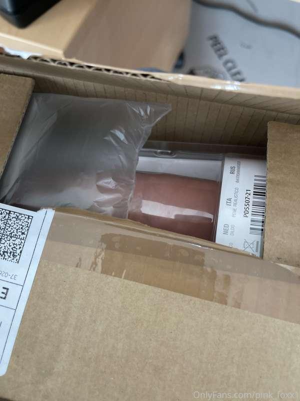 Of course my new dildo would arrive at work… 🥴 who’s excited..