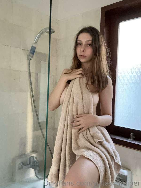 Come and shower with me😘😘