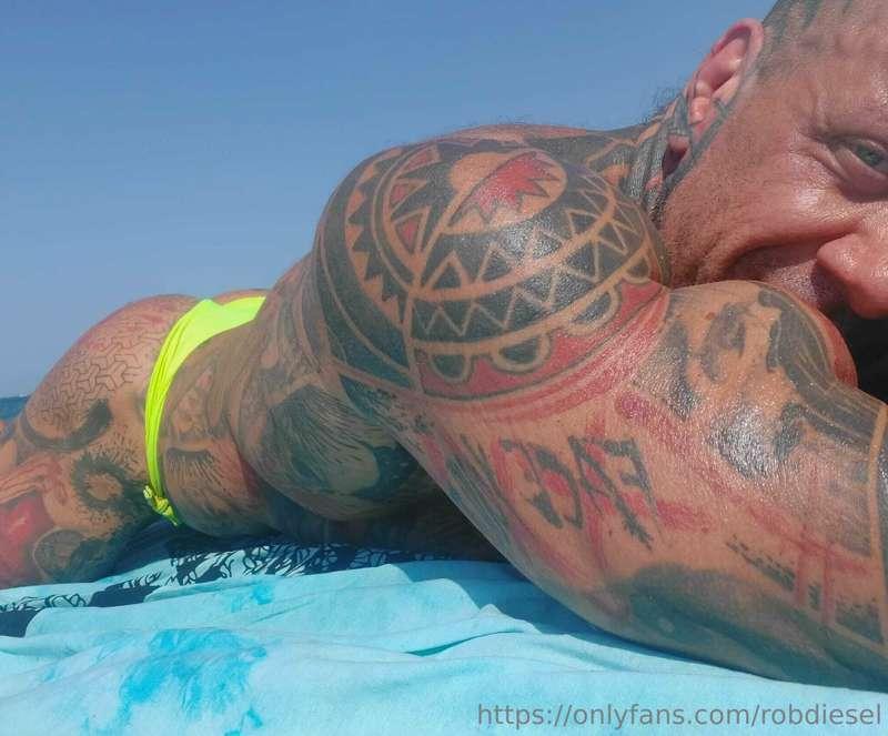 Sunday CHILL on the beach...btw need a new bathingsuit!! Wha..