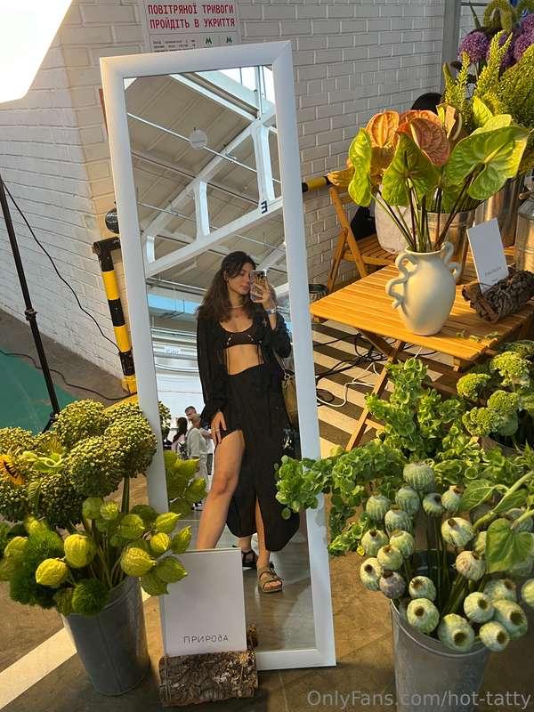 💕Beauty surrounded by flowers, what looks more harmonious? I..