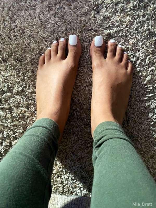 My pretty white toes , message me for fetish request 😉 🦶🏽👅