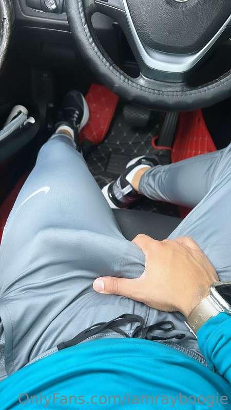 Who’s down to give me head in the whip ? 😏