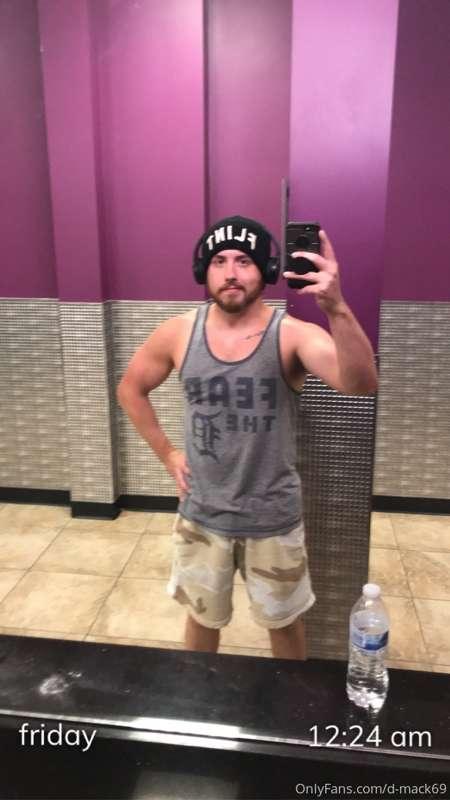 Late night gym session. Too bad i didn’t have a workout budd..