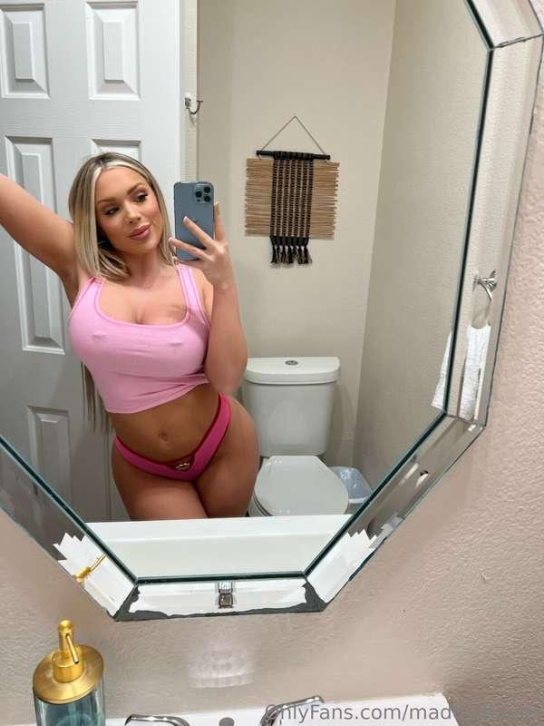 Giving away ***DICK RATES*** right now! Send your 🍆pic in dm..