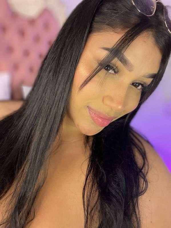 do you think I'm wearing a bra in this pic or not?🙈