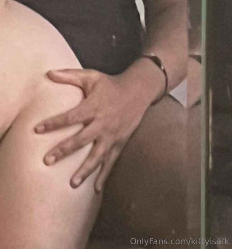 CHECK UR DMS!!!!!!!!!!!just sent a p*ssy pic just for u……………..