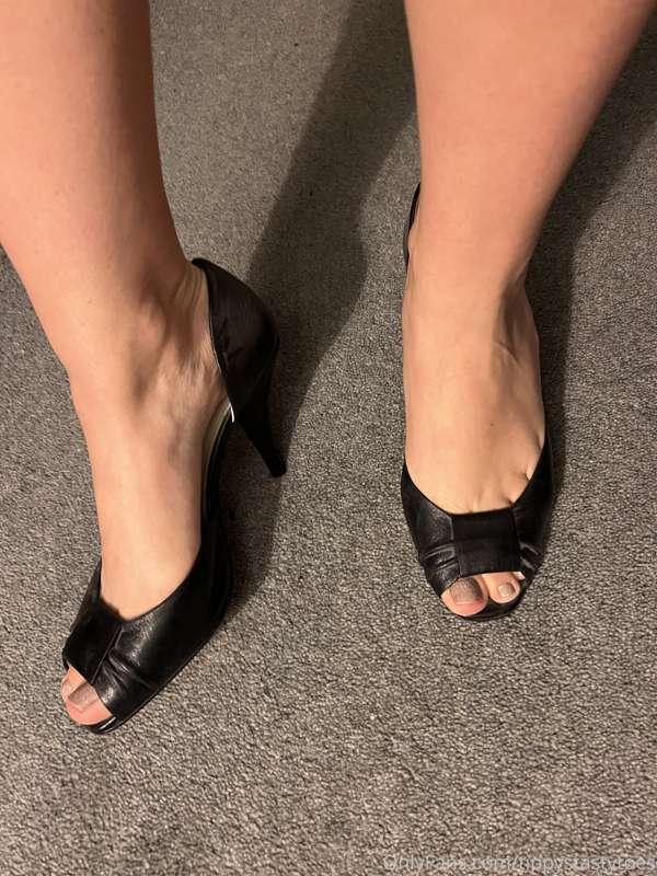 Been on my feet all day. So dirty and sweaty now 🥵🥵🥵