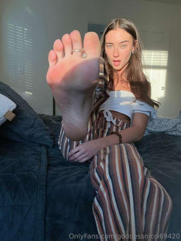 Imagine these perfect pink soles in your face😍