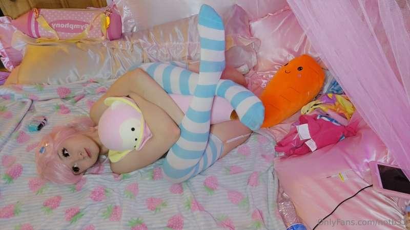 Hehe I love my new bedddd 🐶🩷 I made a little set hehe ill se..