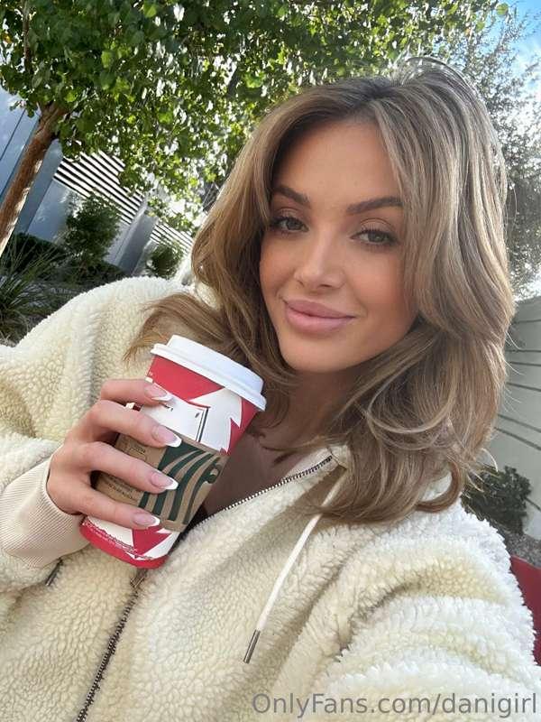 Fall is hereeee 😍🍂
A rare sighting of me drinking a hot coff..