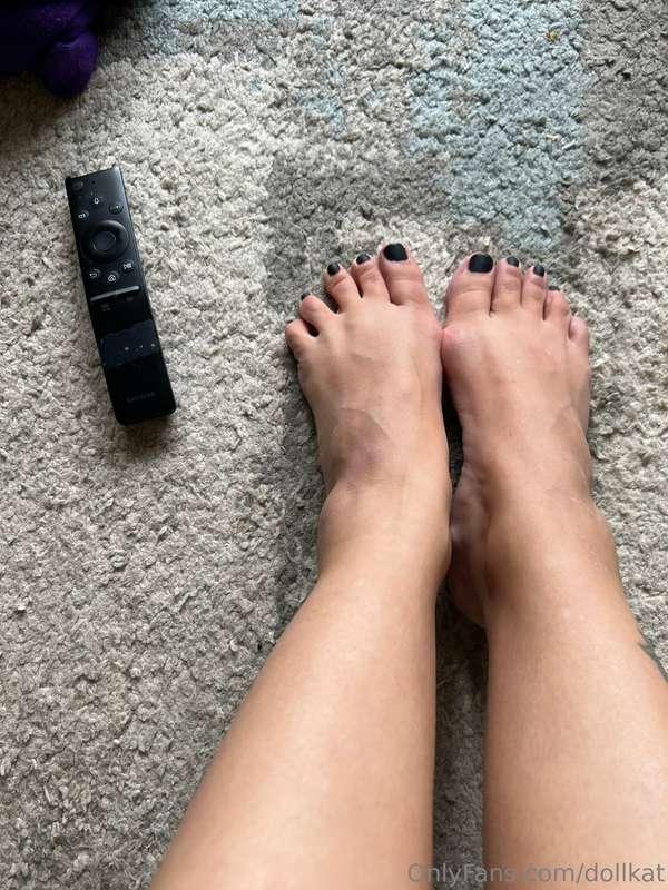 Netflix and a foot rub anyone 🤣😅