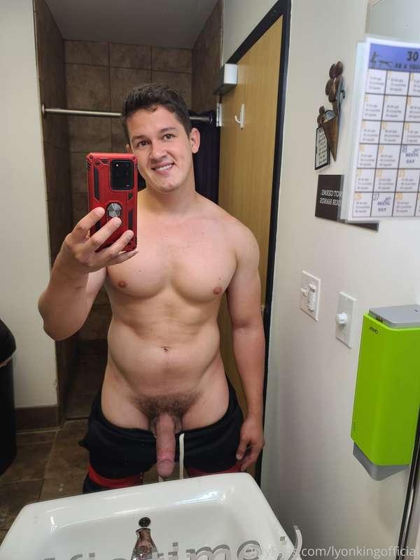 Late workouts always get me horny 😈