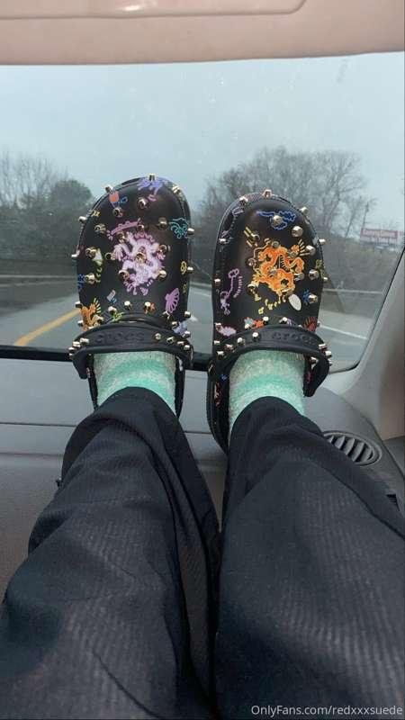 Allll day~ feet on the dash 😇💚💚
