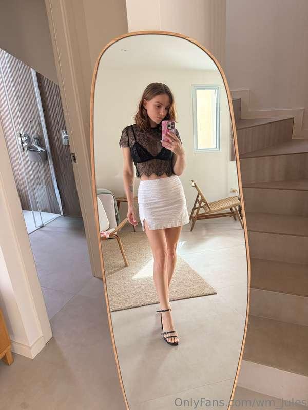 I need your help.. could you please help me choose a dress??..