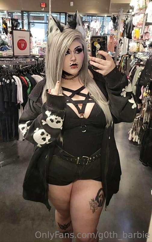 Who do you want to see lewds of first? Loona or Chocola? ♡