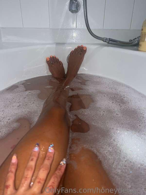 I wanna do a clip on my tub 🛀 

What kind of clip should I d..
