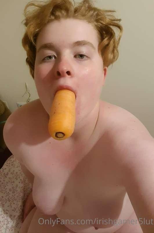 Put ur dick where the carrot is 🤭😈😜