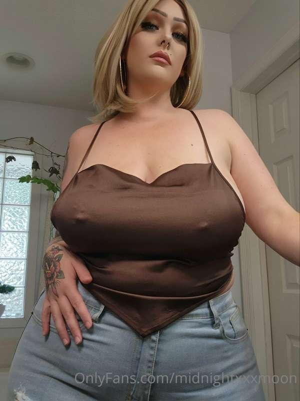 Teasing you with hard nipples 😈🤎 want me to pull them out?