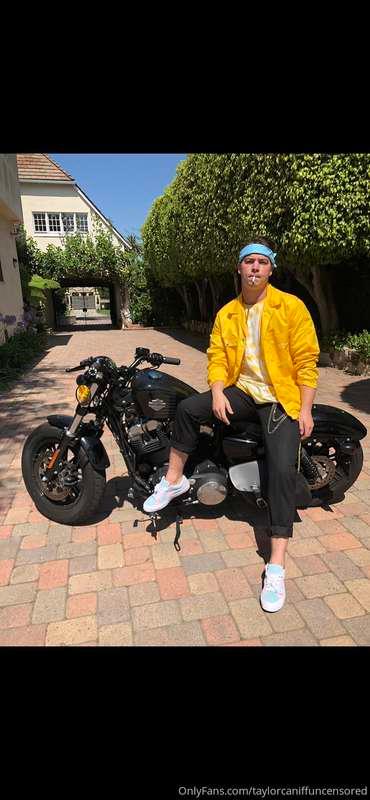 happy Halloween, fuckers 🎃 👻 check those DMs for a treat 🌶️