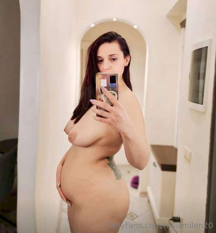 DOES SHE @vanessaravenfree LOOK LIKE A PREGNANT HOT SLUT? 🥵🔥..