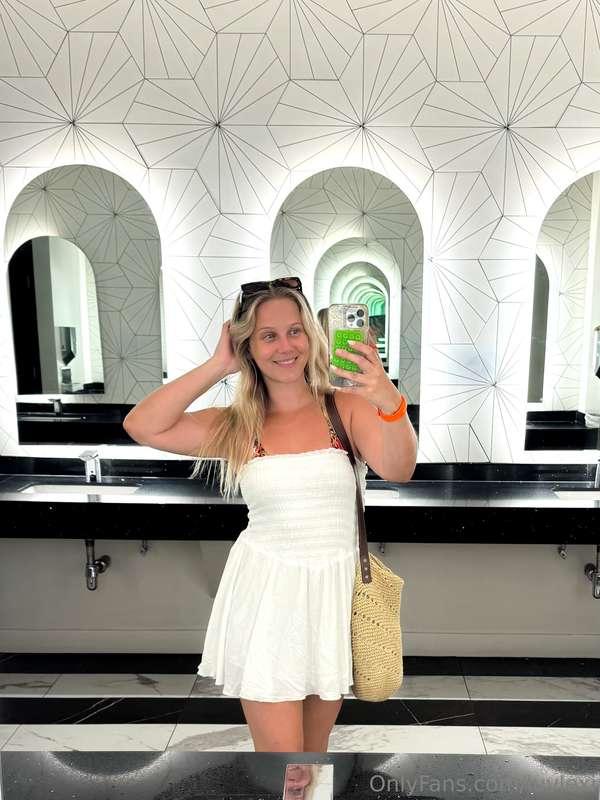 Do I look cute on vacation? 😜🌴🌊🍹