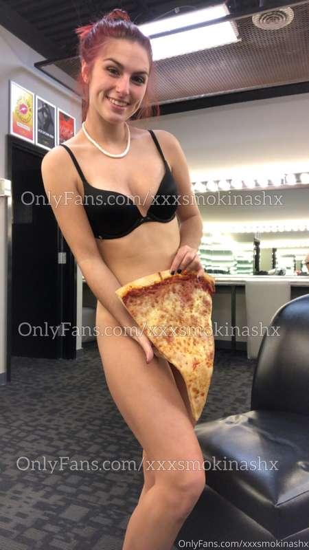 Back at it again with the pizza slice bigger than your dick ..