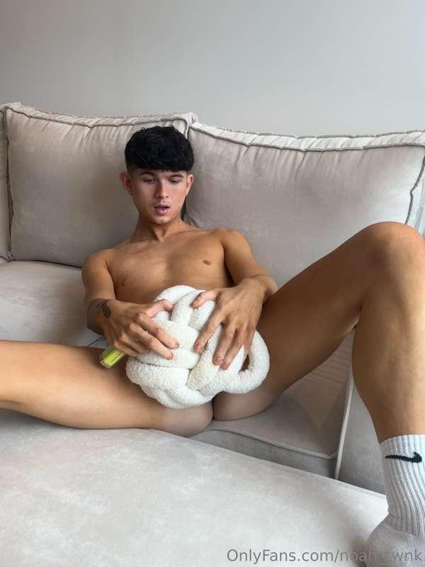Just need to replace that towel with some juicy lips🥰