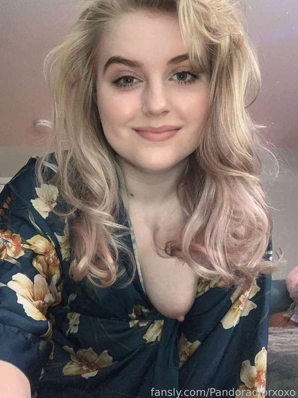 Oops 

https://fans.ly/r/Pandoradiorxoxo

#oops #fyp #nipple #boob #tit #boobs #sexy #model #hot #egirl #pandoradior #pandora #dior #blonde #blondie #thick