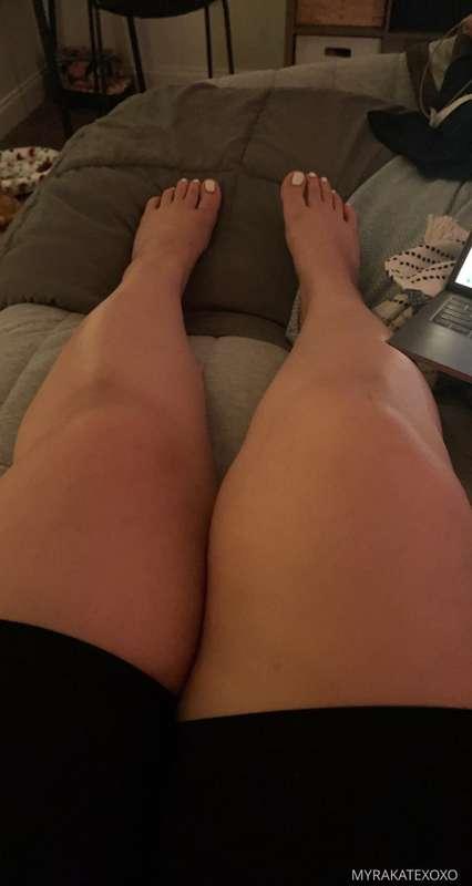 Smooth legs and fresh pedi 🥰