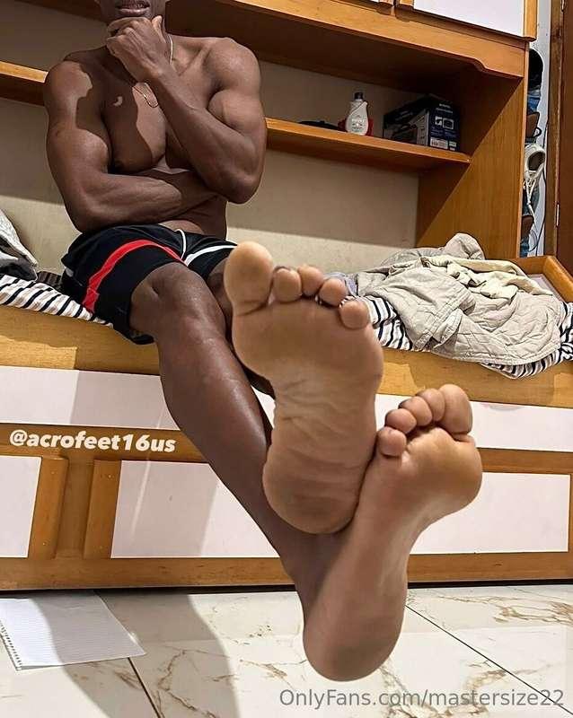 Hey tinies, I introduce you a new big feet guy size 16us tha..