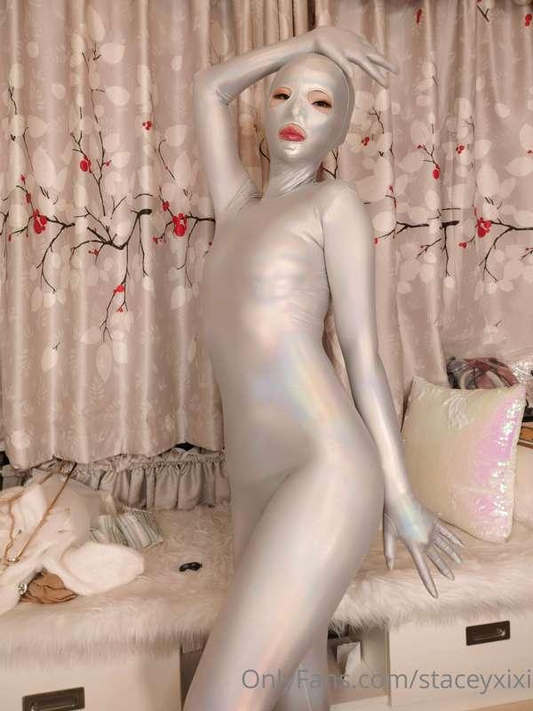 Super shinng gray zentai，awesome and tight，I am stoked about..
