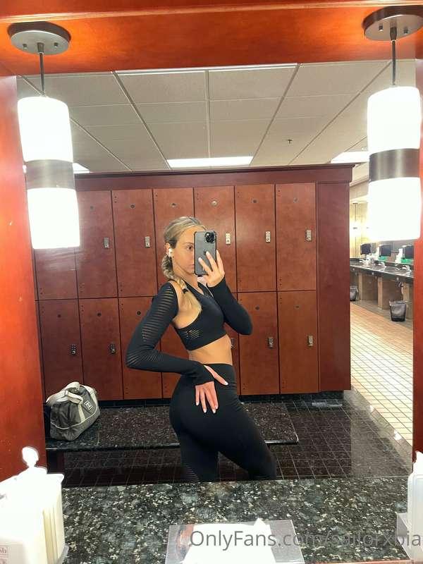 working out makes me horny 🤸🏼‍♀️