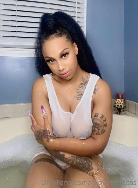 ### FEELING RLLY HORNY RNN😈
dm me a 💞 and let me surprise yo..