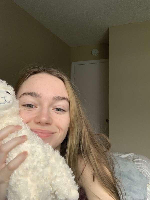 look at my new stuffie daddy bought for me 🥺❤️