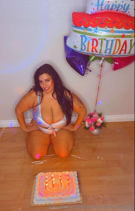 It’s the sweet life! Have you seen my latest video? 🍑🎂