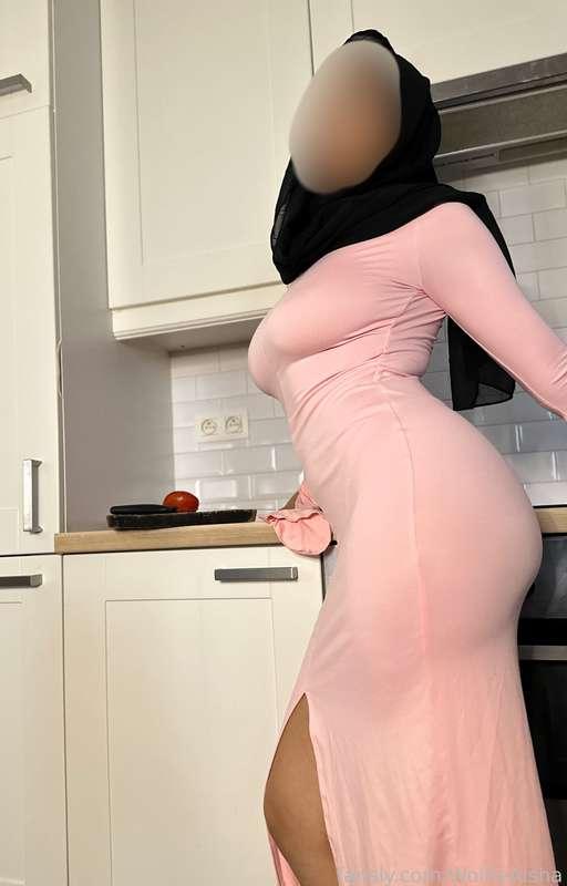 i cooked for him and he started spanking me did i deserve that?

#tease #spanked #hijab #hijabi #curves #kitchen #hot #petite