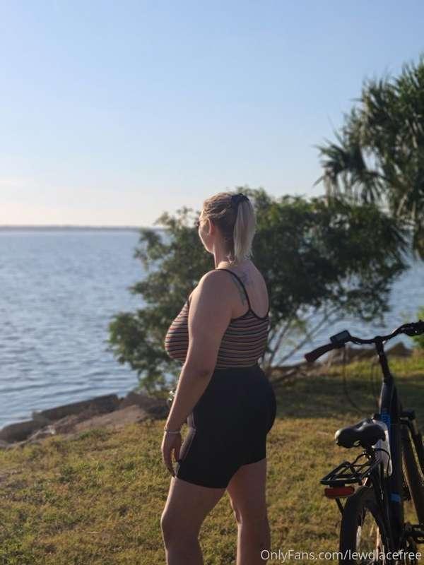 Going Live Over on Trovo w/some Sims4! Come Hangout 😘💚💨 . . ..