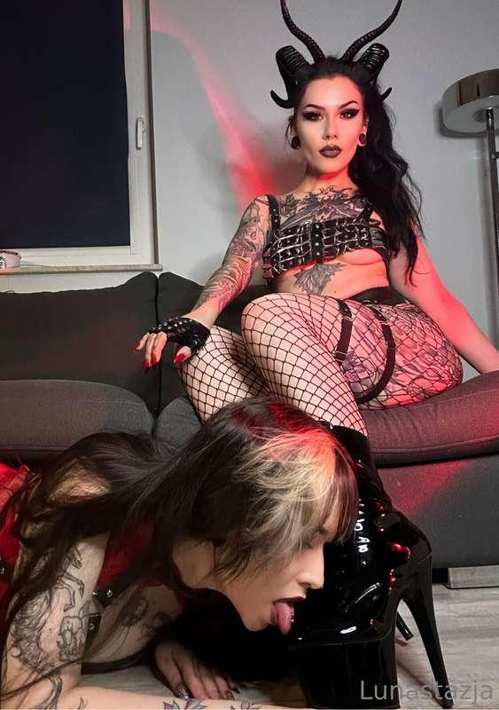 Kissing heels of @demoness_luna or sucking cock of @ladyanna..