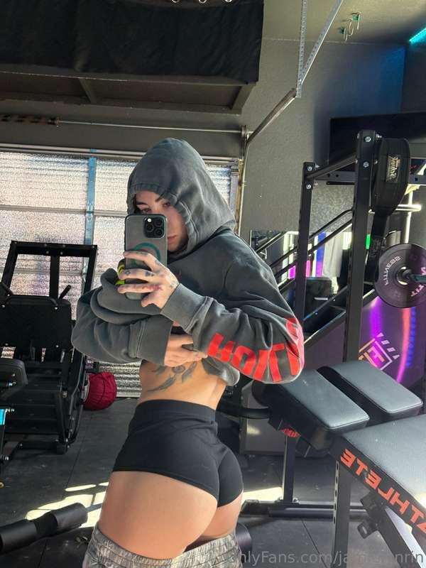 Sweat, stretch, and seduction… the perfect morning mix 😈