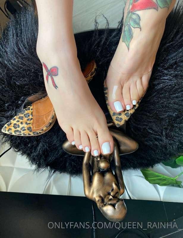 Hi beautiful feet😍 Oi, pés lindos.