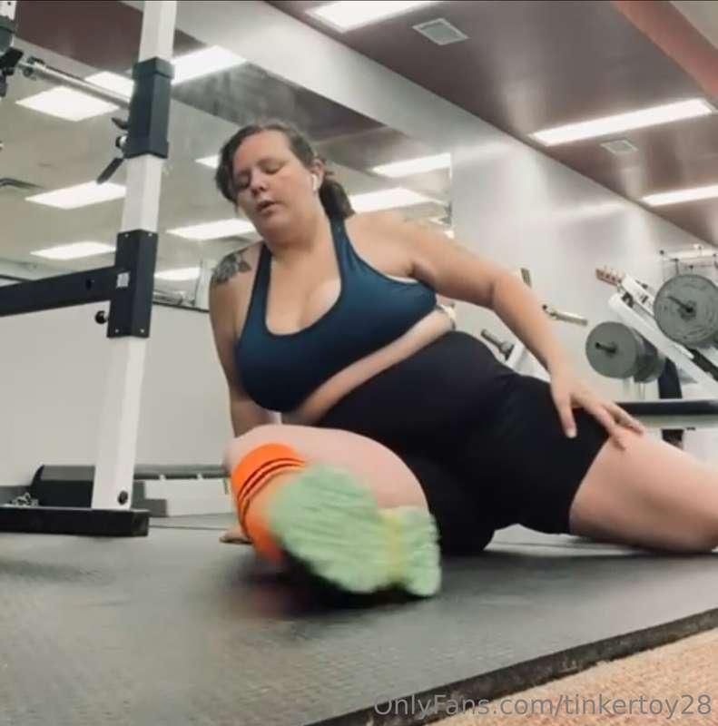 Cum…see me test my flexibility at the gym 😏